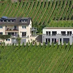Weingut Christoph Mueller *